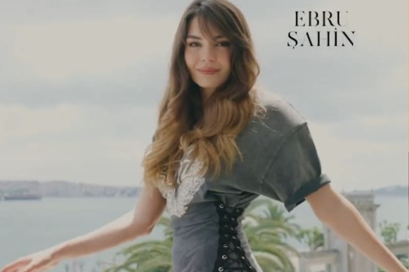 La actriz que protagonizó Hercai volvió a aparecer en una portada de una revista internacional en su edición para Turquía.