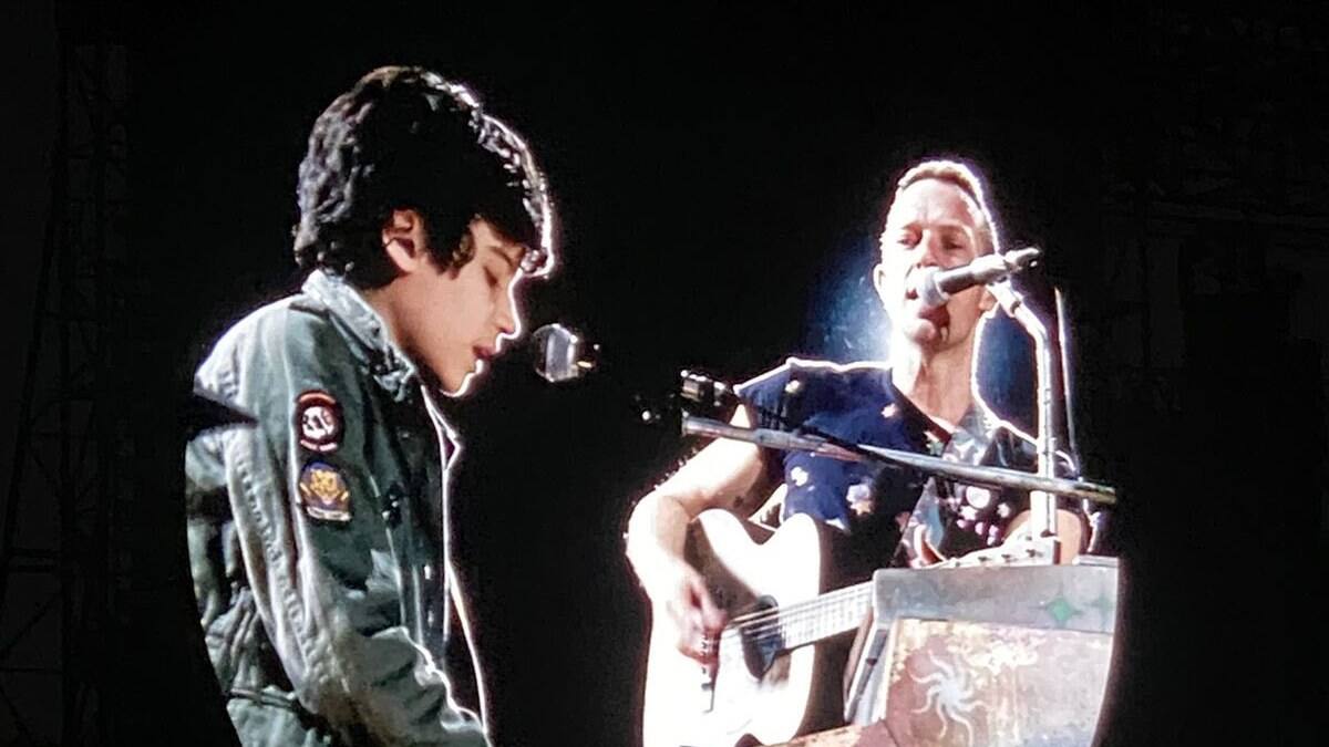 Coldplay cumple el sueño de un niño autista al subirlo al escenario y tocar con ellos