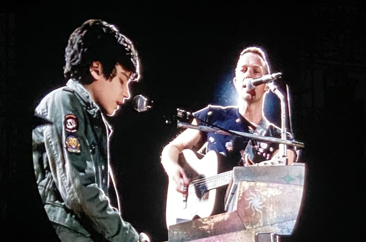 Coldplay cumple el sueño de un niño autista al subirlo al escenario y tocar con ellos