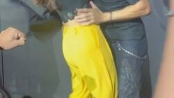 Enrique Iglesias no puede impedir ser agredido a besos por fanática