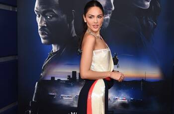 Eiza González modela con un collar de serpiente al estilo María Félix