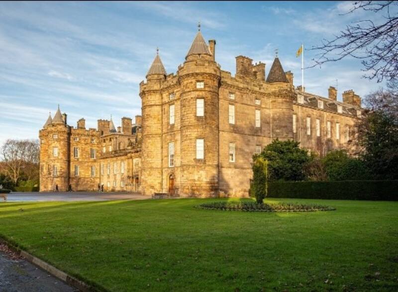 Rey Carlos III hereda mansión de 289 habitaciones para ocupar una vez al año Holyroodhouse, una maravilla arquitectónica de propiedad de la corona - Créditos: Instagram