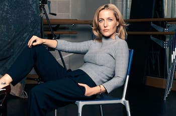 Nuevo giro de Gillian Anderson: de "Expedientes X" y "Sex Education" a autora de temas pasionales