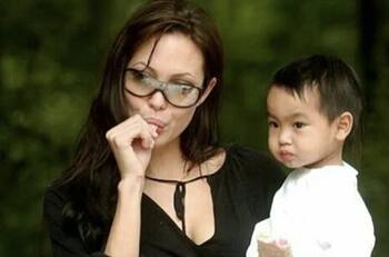 Maddox, el hijo de Angelina Jolie, tiene un gusto por las armas que fue incitado por su madre