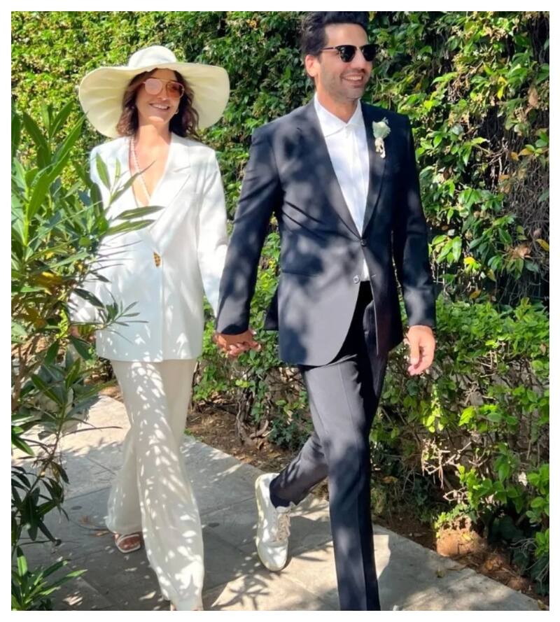 Kaan Urgancıoğlu y Burcu Denizer posan caminando luego de firmar las actas que acreditan que son marido y mujer ante la ley turca.