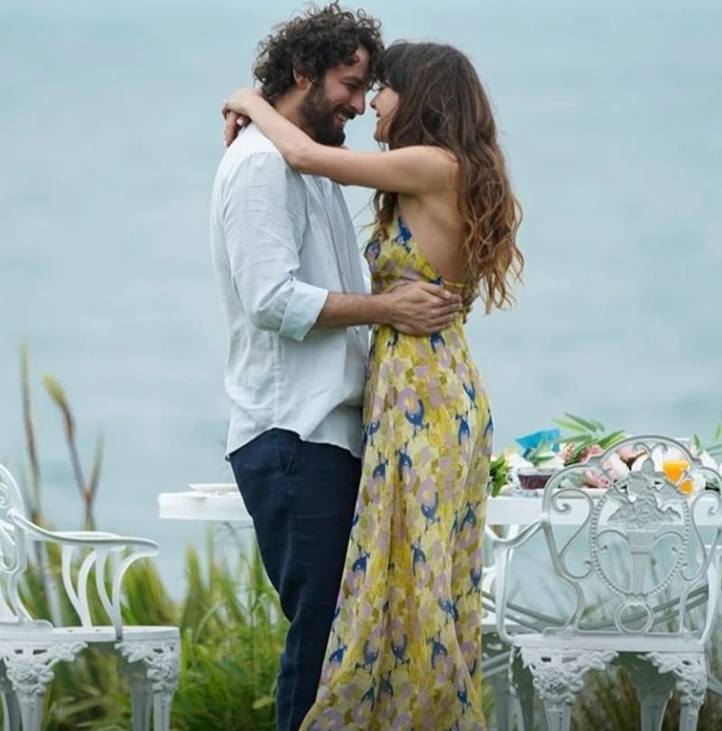 Ebru Sahin encarnó a una escritora que necesitaba una gran historia. El personaje de Birkan Sokullu, detenido en la misma edad por más de un siglo, se la dio.