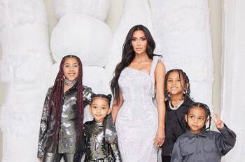 Cercanos a Kim Kardashian dicen que acepta a la nueva esposa de Kanye West por el bien de sus hijos