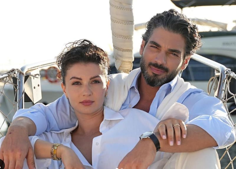 Burcu Özberk y Şükrü Özyıldız son los protagonistas de Ruhun Duymaz, la nueva producción de Fox Turquía que comenzó este miércoles su promoción.