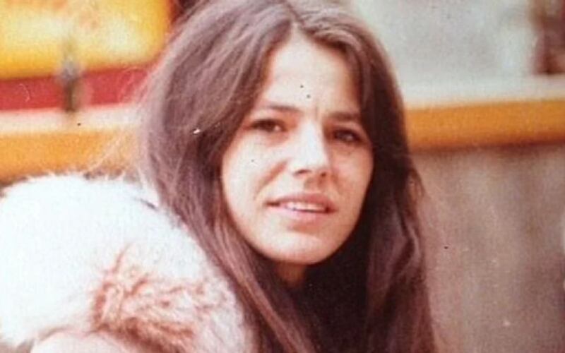 Cara de verónica Pascal, usando un abrigo y llevando el pelo suelto.