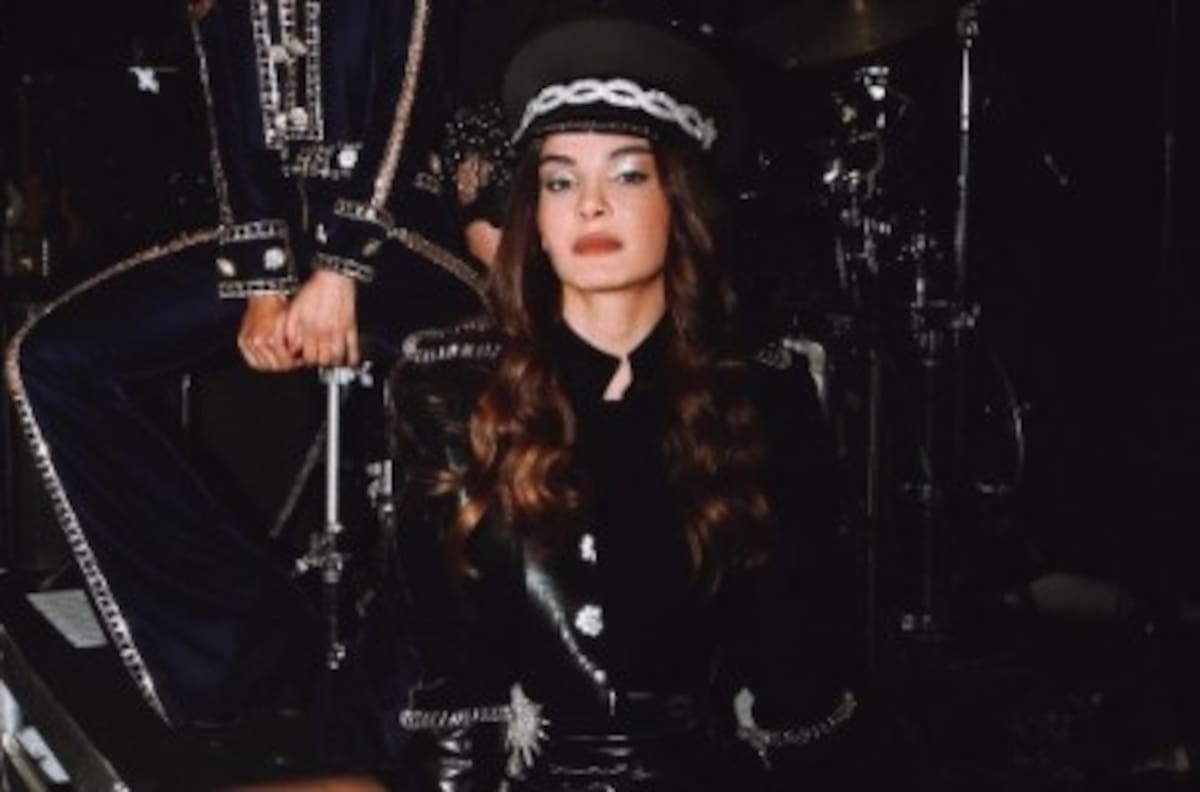 Protagonista de Hercai brilla en espectacular desfile homenaje