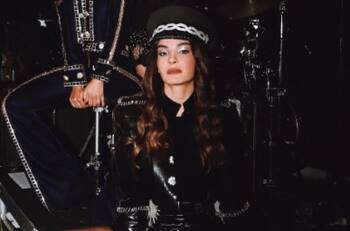 Protagonista de Hercai brilla en espectacular desfile homenaje