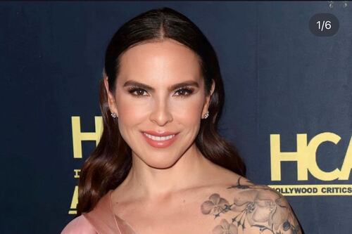 Kate del Castillo acapara las miradas con su outfit asimétrico en tonos pastel