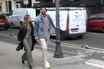 Gerard Piqué y Clara Chía se pasean por las calles de Barcelona como dos enamorados cualesquiera