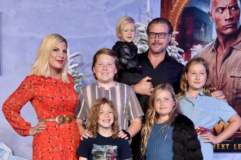 La actriz Tori Spelling tuvo que dejar su casa junto a su familia por una infestación de moho