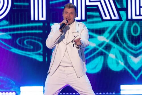 Nick Carter reaparece en evento navideño tras acusación de abuso
