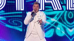 Nick Carter reaparece en evento navideño tras acusación de abuso