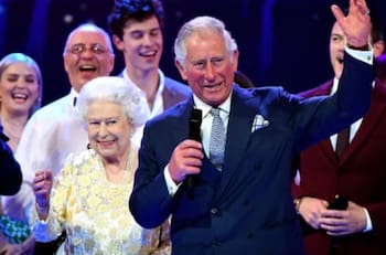 La GRACIOSÍSIMA reacción de la difunta reina Isabel cuando Carlos la llamó ‘mamá’ en público