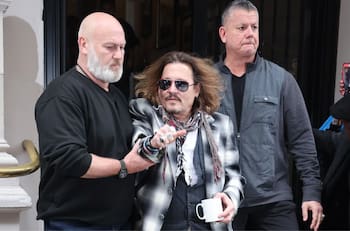Surgen fotos de Johnny Depp escoltado por elementos de seguridad ¿cuál es el motivo?