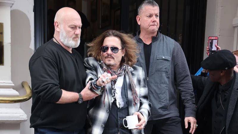 Surgen fotos de Johnny Deep siendo sacado con seguridad y enciende las alarmas - Créditos: Page Six