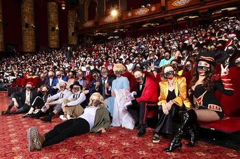 Jamie Lee Curtis se disfraza como su madre en 'Psicosis' para premier de 'Halloween Kills'