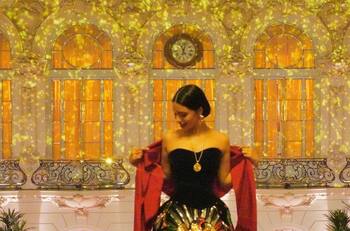 Ángela Aguilar luce dos espectaculares atuendos para cantarle a la reina Sofía de Grecia