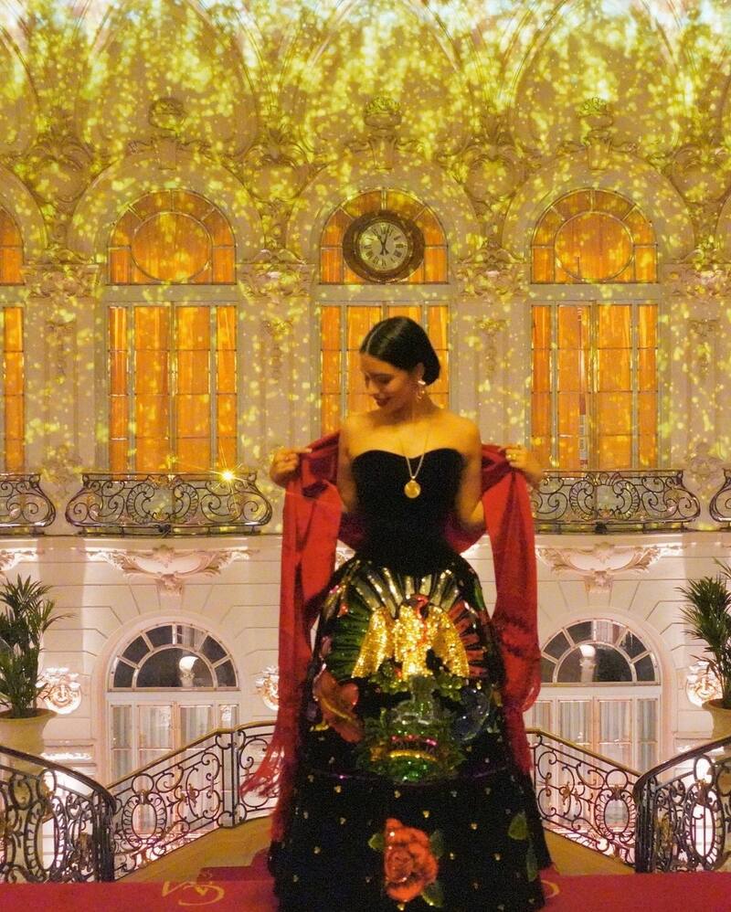 Ángela Aguilar acaparó las miradas con sus trajes muy mexicanos - Créditos: Instagram