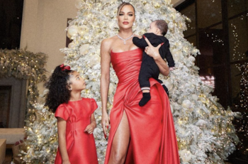 True Thompson y su pequeño hermano protagonizan postal navideña de Khloé Kardashian