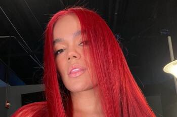 Karol G posa para la cámara con la bebé que nació en su concierto