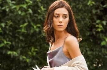 Actriz turca Cansu Dere sigue misteriosamente desaparecida tras terremoto en Turquía