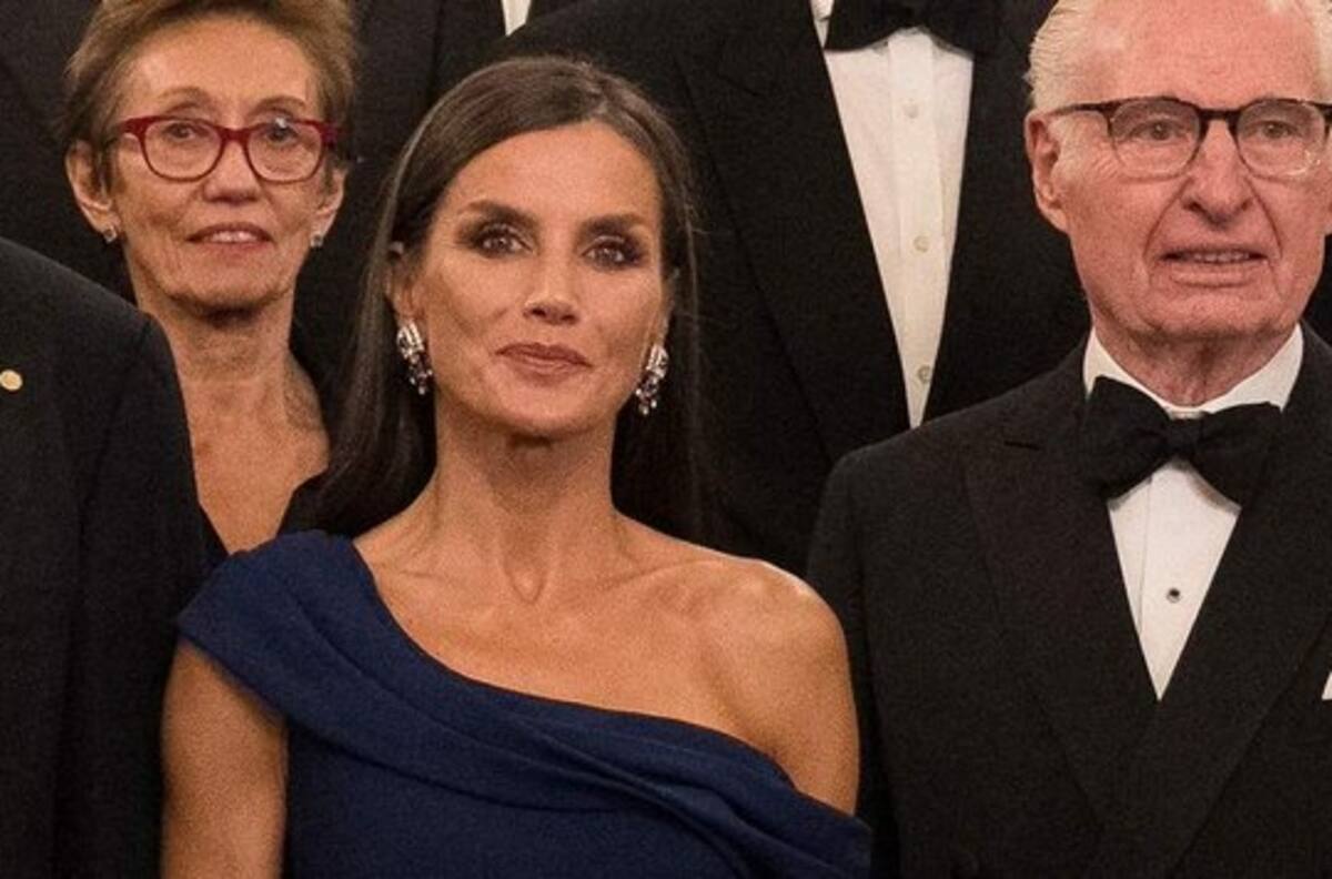 Reina Letizia se llena de elogios tras lucir un vestido con hombros descubiertos de Carolina Herrera