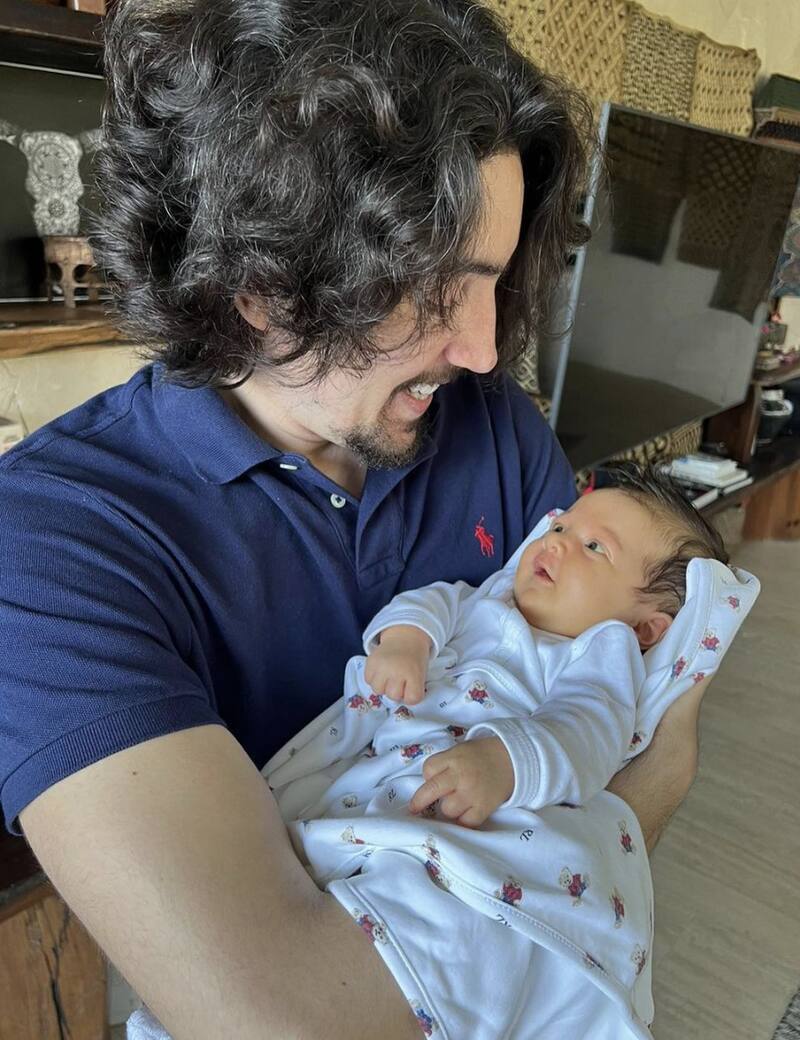 La bebé de Alex Fernández ya tiene gusto por la música a sus dos meses de edad - Créditos: Instagram