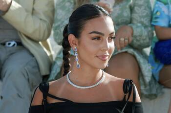 Georgina Rodríguez impacta en Francia con impresionantes joyas en desfile de moda