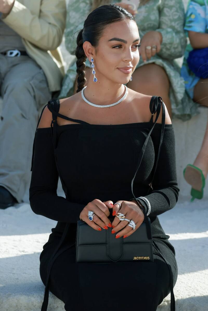 Georgina Rodríguez opaca a las celebridades en el desfile de Jacquemus - Créditos: Instagram