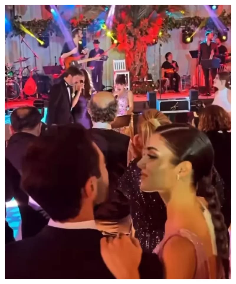 Hande mira fijamente a Hakan mientras los recién casados, Eda Ece y Bugrahan Tuncer, cantan en la pista de baile. El momento que ha generado una serie de rumores sobre una próxima boda.