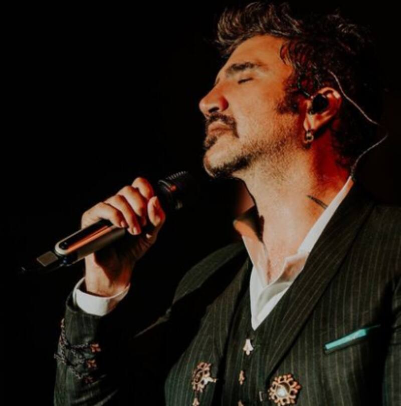 Alejandro Fernández conmueve a sus fans en pleno concierto al cantar junto a su nieta Cayetana - Créditos: Instagram