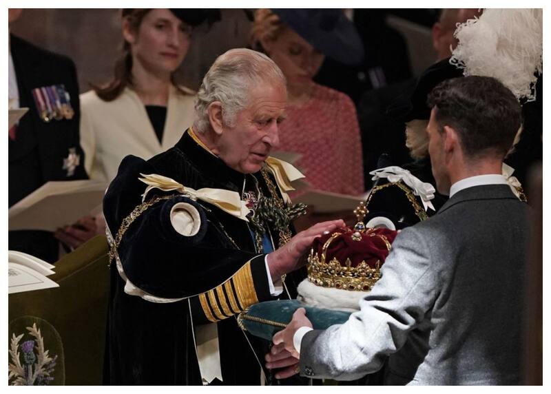 Carlos III no se colocó la corona escocesa porque era más pequeña que su cabeza.
