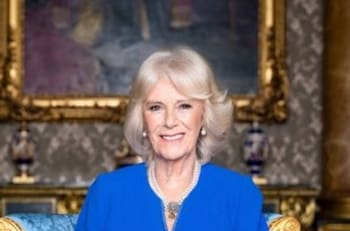 Foto de reina Camila en traje de baño reaparece con escándalo a días de la coronación