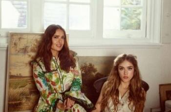 Estos son los insólitos objetos que Salma Hayek lleva en su bolso