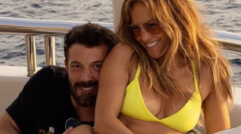 JLo y Ben Affleck comparten tierno beso en medio de una supuesta crisis matrimonial - Créditos: Instagram