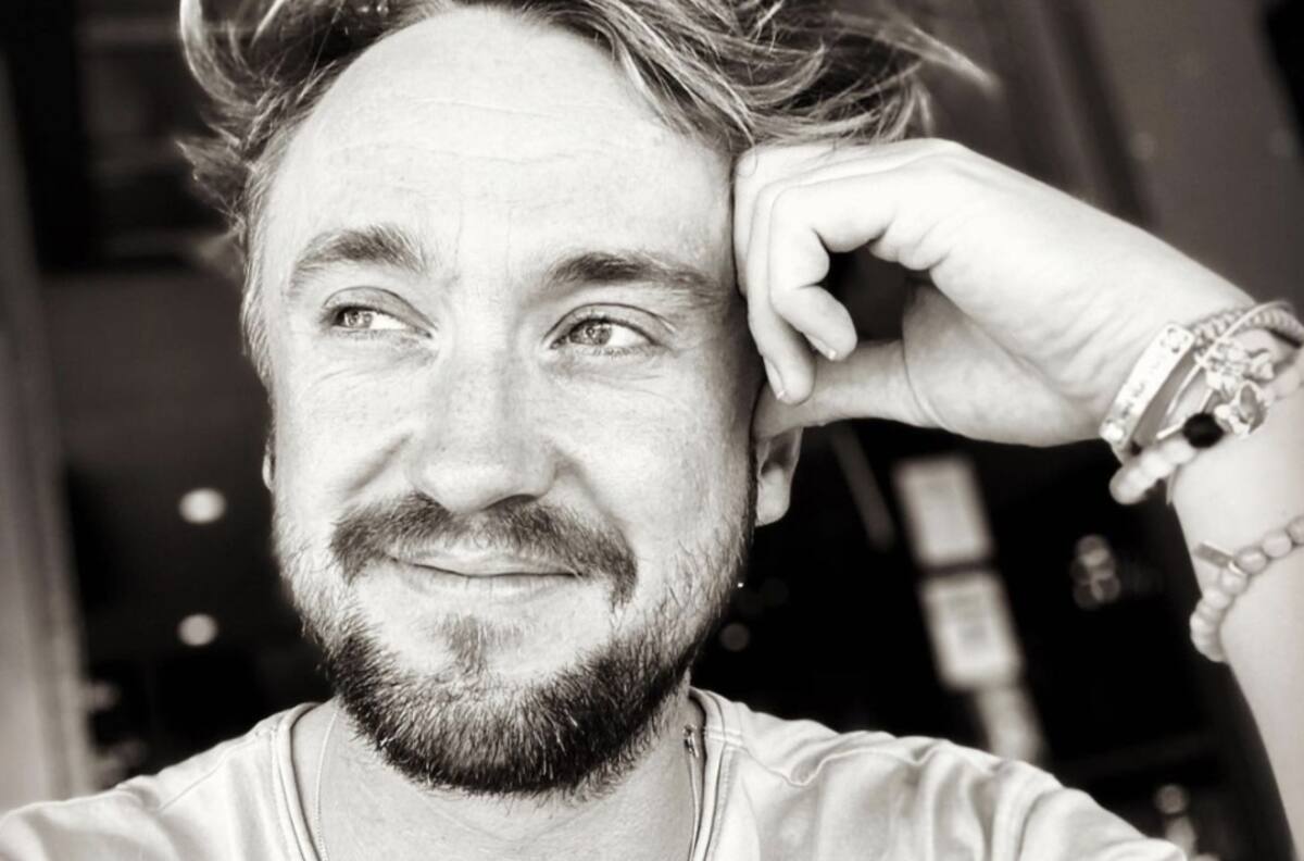 “No se preocupen porque Tom estará bien”, canta Tom Felton tras desmayo en juego de golf
