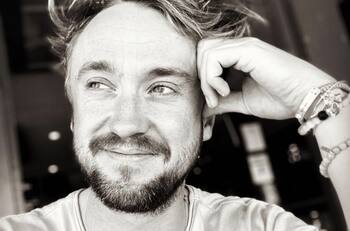 “No se preocupen porque Tom estará bien”, canta Tom Felton tras desmayo en juego de golf