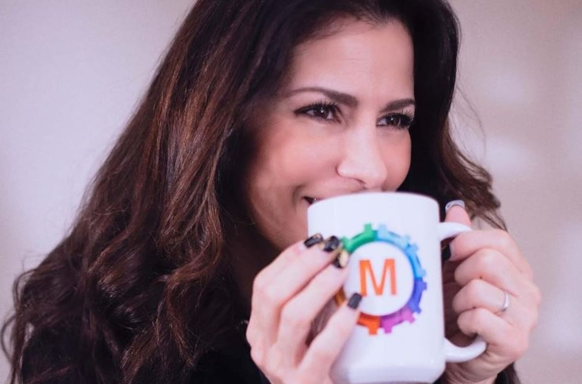 ¿Y Derbez? Alessandra Rosaldo le coquetea a un famoso actor en plena entrevista