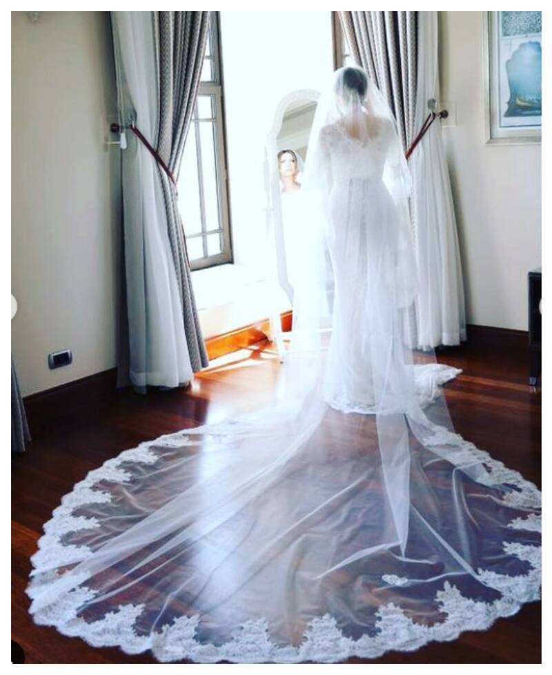 La actriz turca ocupó tres vestidos la noche de su boda. Este fue el primero, para la ceremonia privada y la sesión fotográfica.