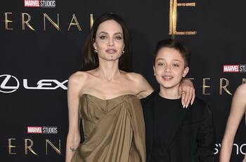 Angelina Jolie y su hijo menor Knox disfrutan de un paseo previo a Navidad
