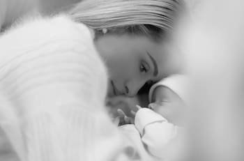 Paris Hilton conmueve a sus fans al aparecer en su papel más importante: el de mamá