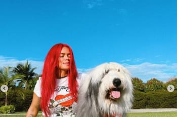 Karol G presume la exótica mascota que acompaña a sus dos perros