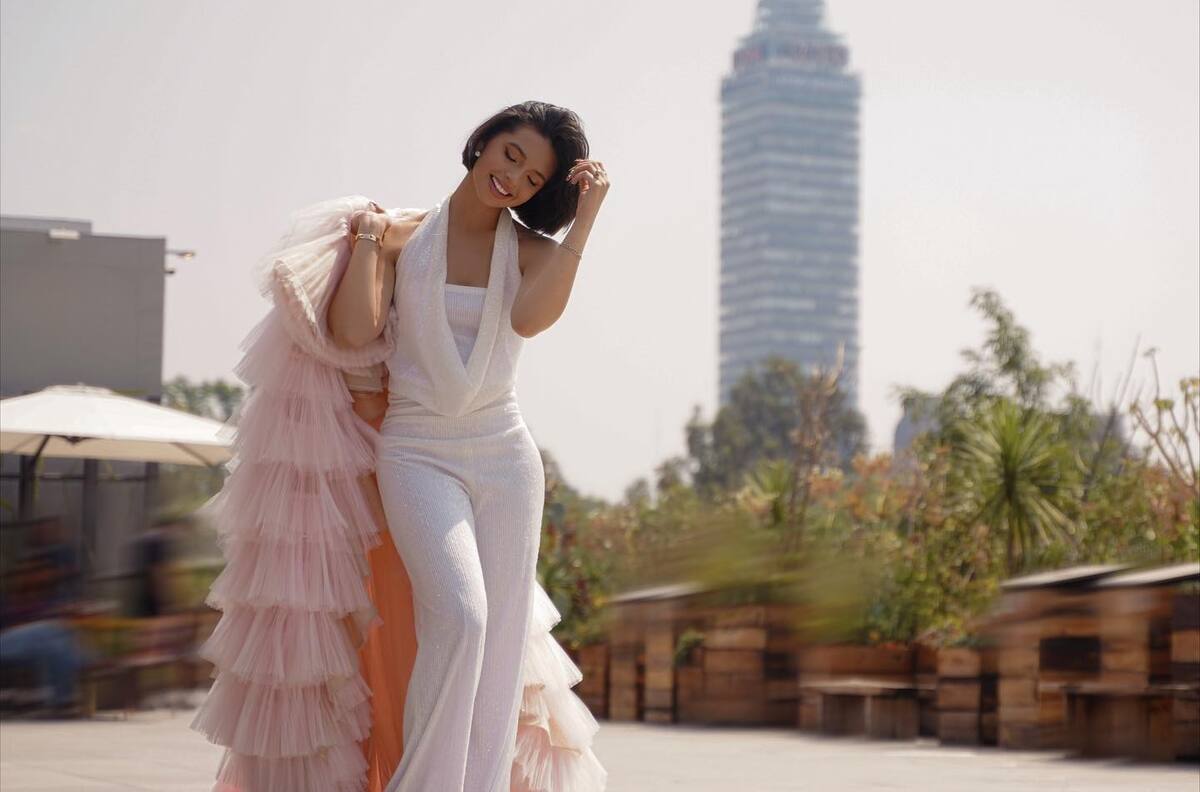 Ángela Aguilar causa curiosidad al publicar foto de enorme ramo de rosas