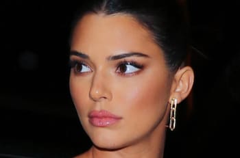 Kendall Jenner es objeto de burlas al dejar un grave error en la intervención de sus fotos