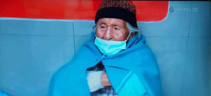 La triste historia de la abuelita que duerme en la calle esperando a su hijo - Créditos: Twitter