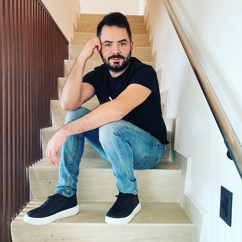 José Eduardo Derbez, platica por qué su novia casi no convive con Victoria Ruffo - Créditos: Instagram